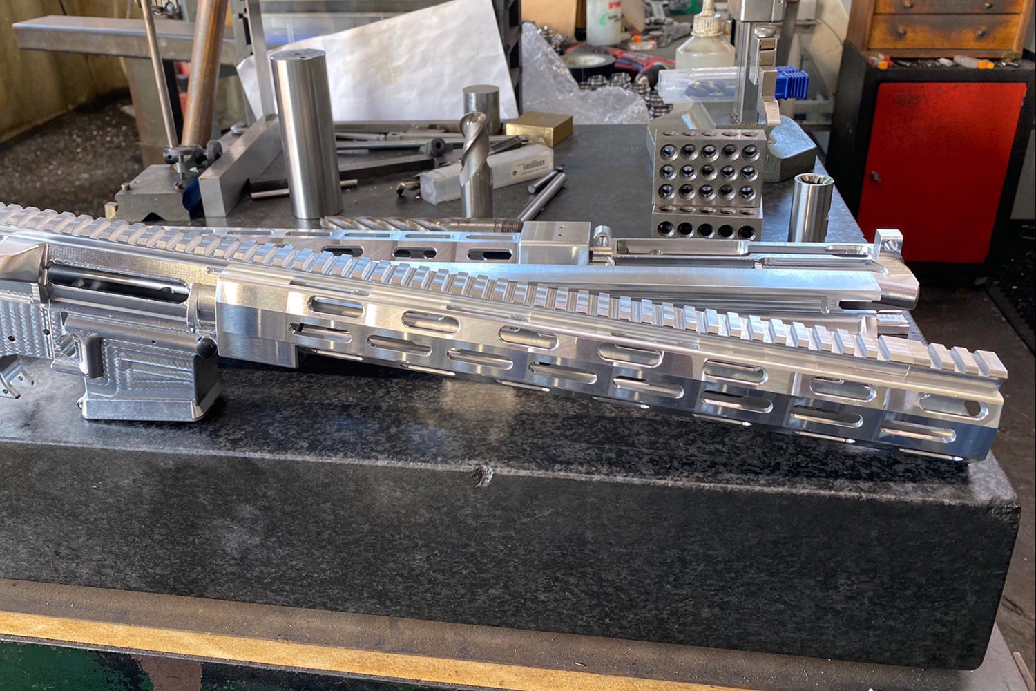 The t2 handguard with integrated Picatinny rail in Billet T6 aluminium